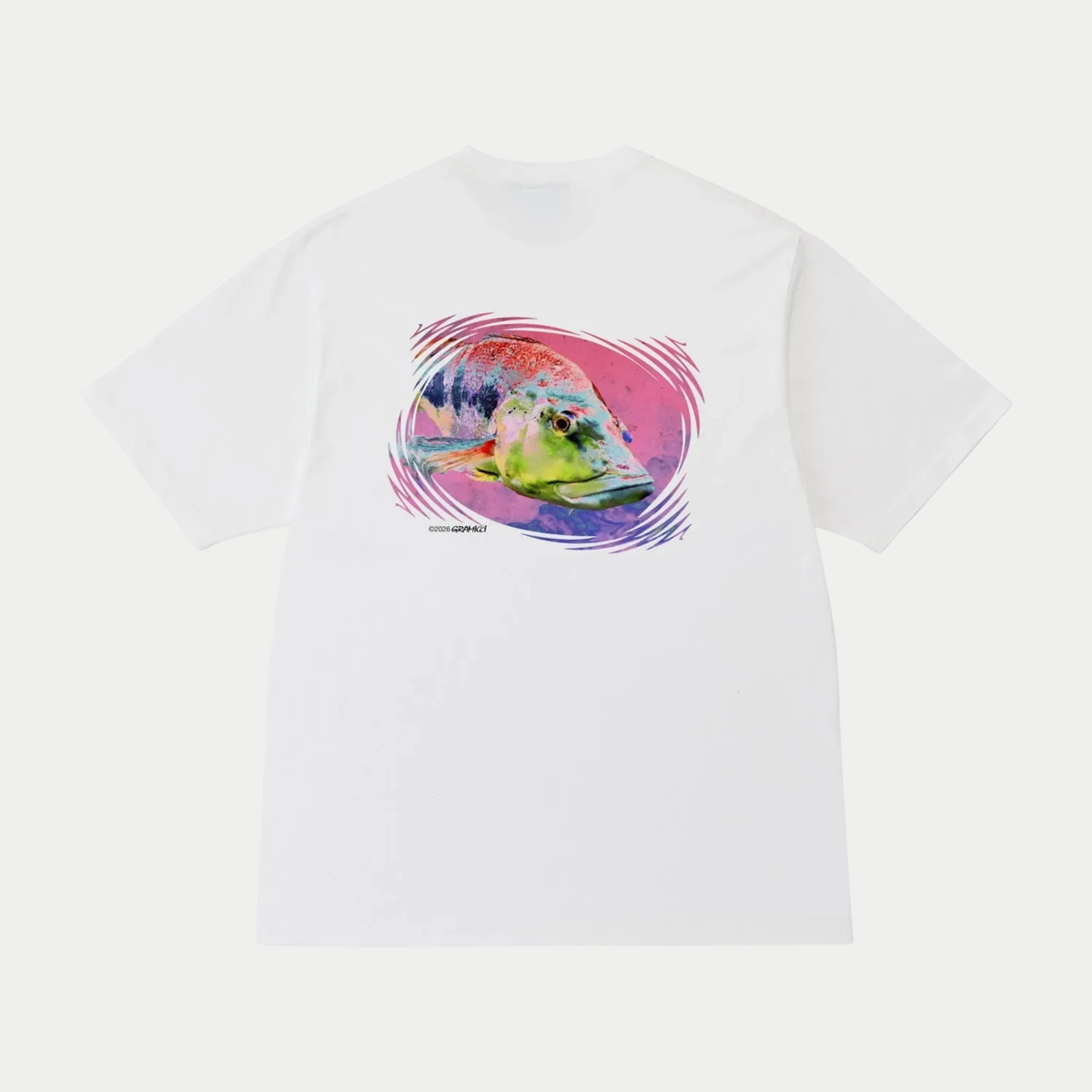 T-shirt Bass Blanc Gramicci - dos à plat, grande impression photo d'une tête de poisson aux couleurs fluo dans un ovale