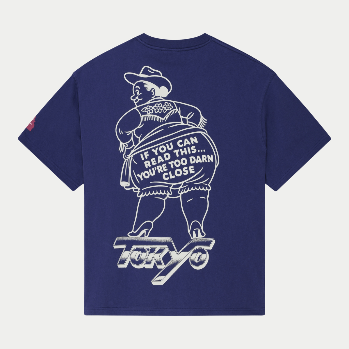 Dos du T-shirt Bloomers bleu marine : grande cow-girl en culotte bouffante et lettrage Tokyo imprimés en écru