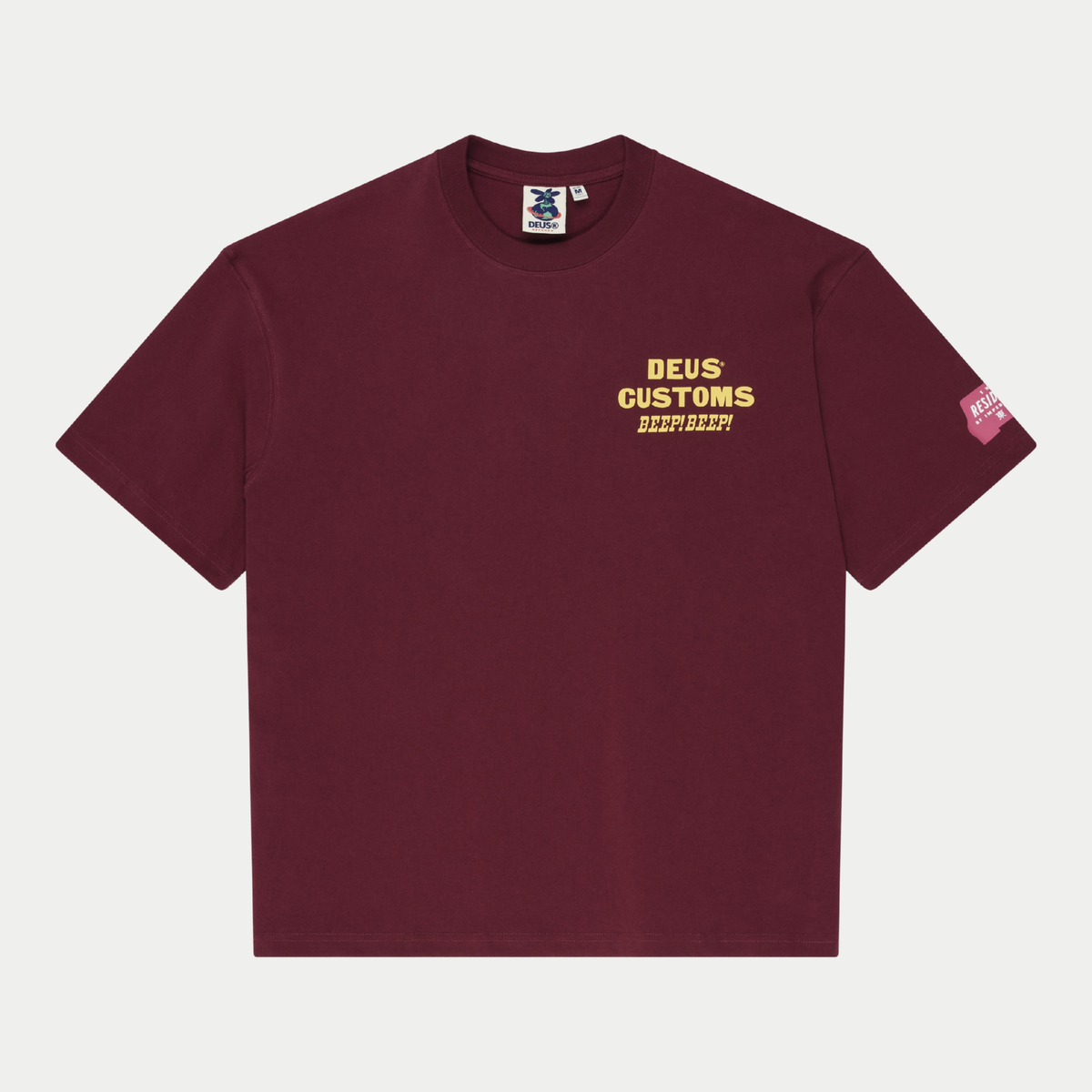 T-shirt Bloomers bordeaux Deus Ex Machina - vue de face, lettrage jaune Deus Customs Beep! Beep! sur la poitrine