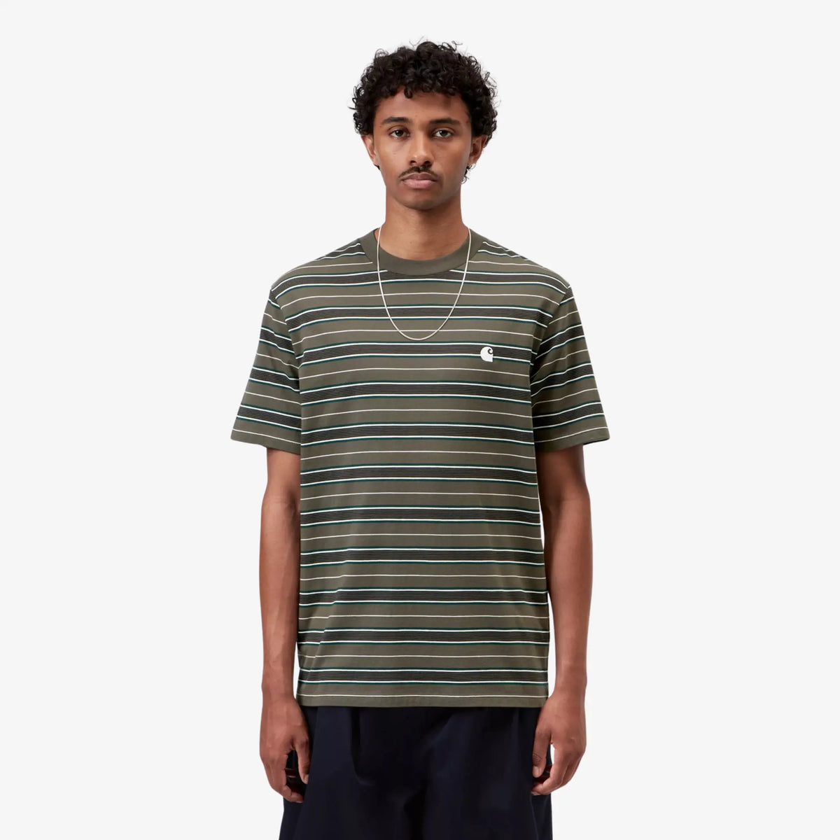 T-shirt Bronson Cypress porté de face : logo C brodé blanc sur la poitrine gauche et encolure unie olive