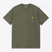 T-shirt Chase Carhartt WIP kaki Leaf à plat de face, col rond côtelé et logo C brodé doré sur la poitrine