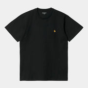 T-shirt Chase noir Carhartt WIP, vue à plat de face avec logo C brodé doré à la poitrine gauche