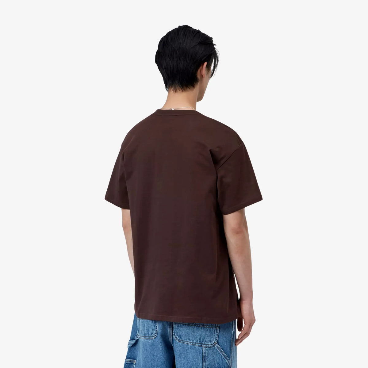 T-shirt Carhartt WIP Chase Palisander brun bordeaux porté de dos, coupe ample tombant sur les épaules