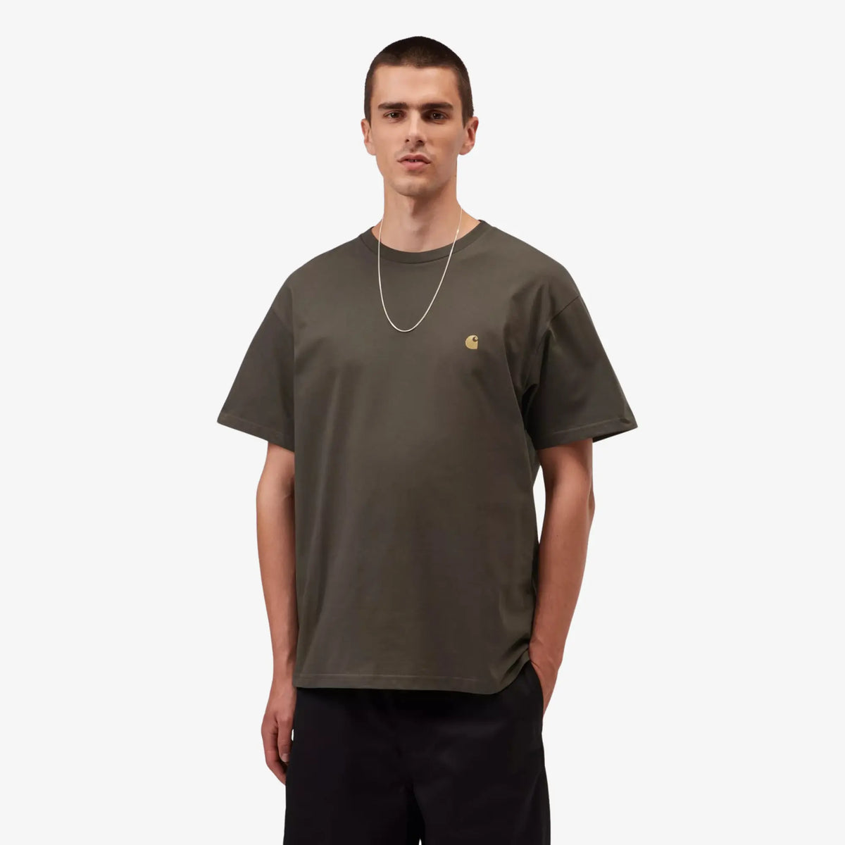 T-shirt Chase Shungite Carhartt WIP vert olive grisé - porté de face, coupe ample et col rond