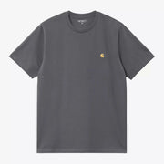 T-shirt Chase Carhartt WIP gris ardoise Styx à plat, vue avant, logo C brodé doré sur la poitrine