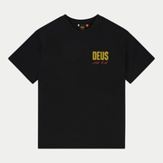T-shirt Cutaway noir Deus Ex Machina de face : logo DEUS jaune moutarde et lettrage L.A C.A rouge sur la poitrine