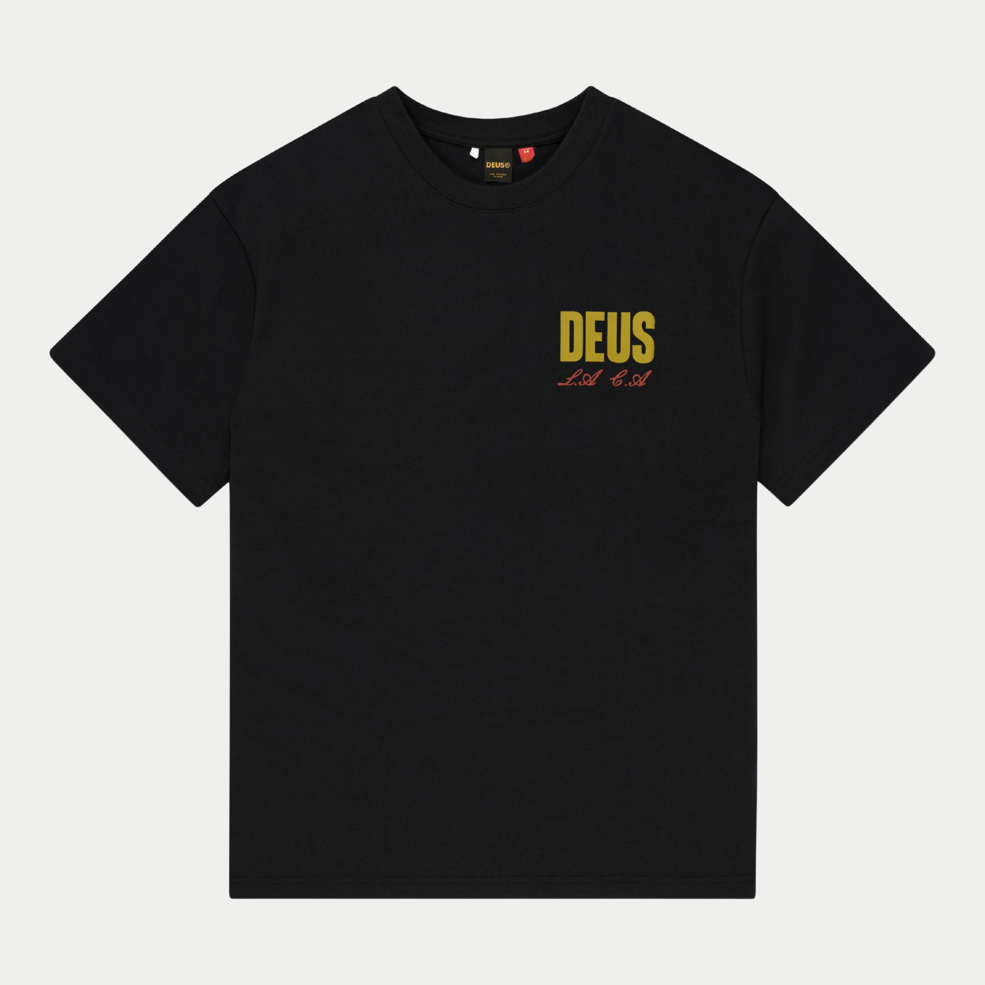 T-shirt Cutaway noir Deus Ex Machina de face : logo DEUS jaune moutarde et lettrage L.A C.A rouge sur la poitrine