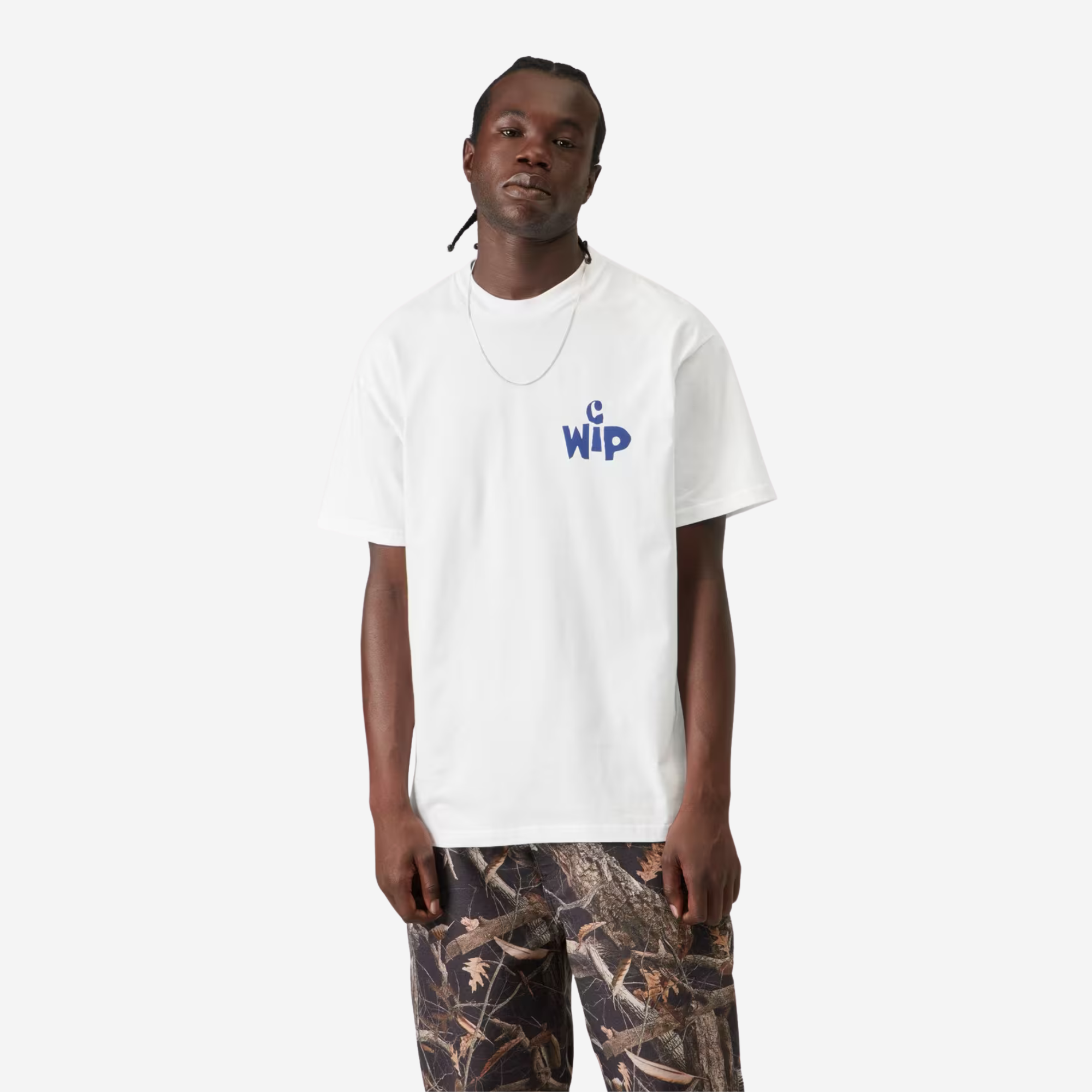 T-shirt Cutout blanc Carhartt WIP porté de face, coupe loose, logo C WIP bleu roi à la poitrine