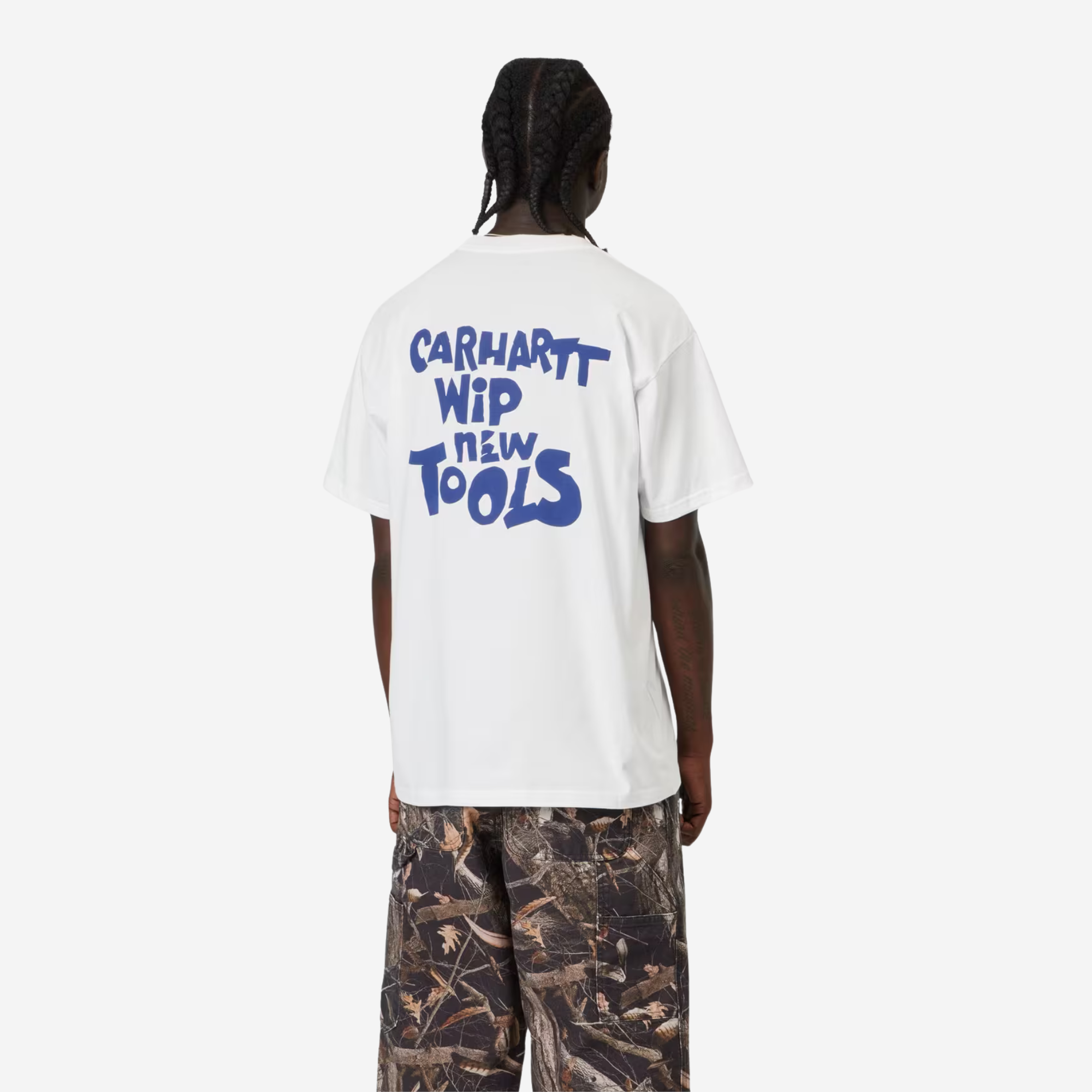 T-shirt Cutout blanc Carhartt WIP porté de dos, lettrage bleu roi Carhartt WIP New Tools entre les omoplates