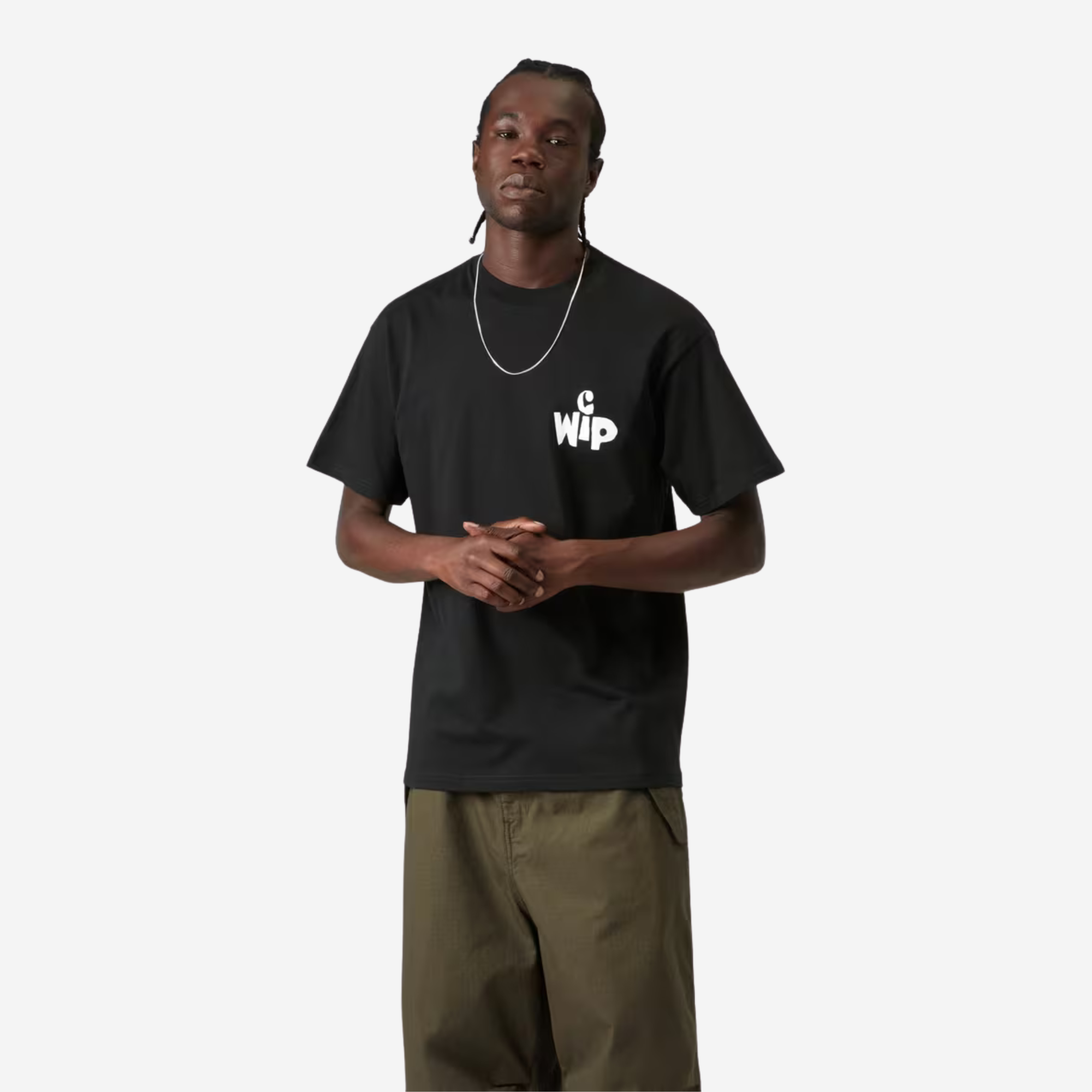 T-shirt Cutout noir Carhartt WIP porté de face, coupe loose, logo C WIP blanc à la poitrine