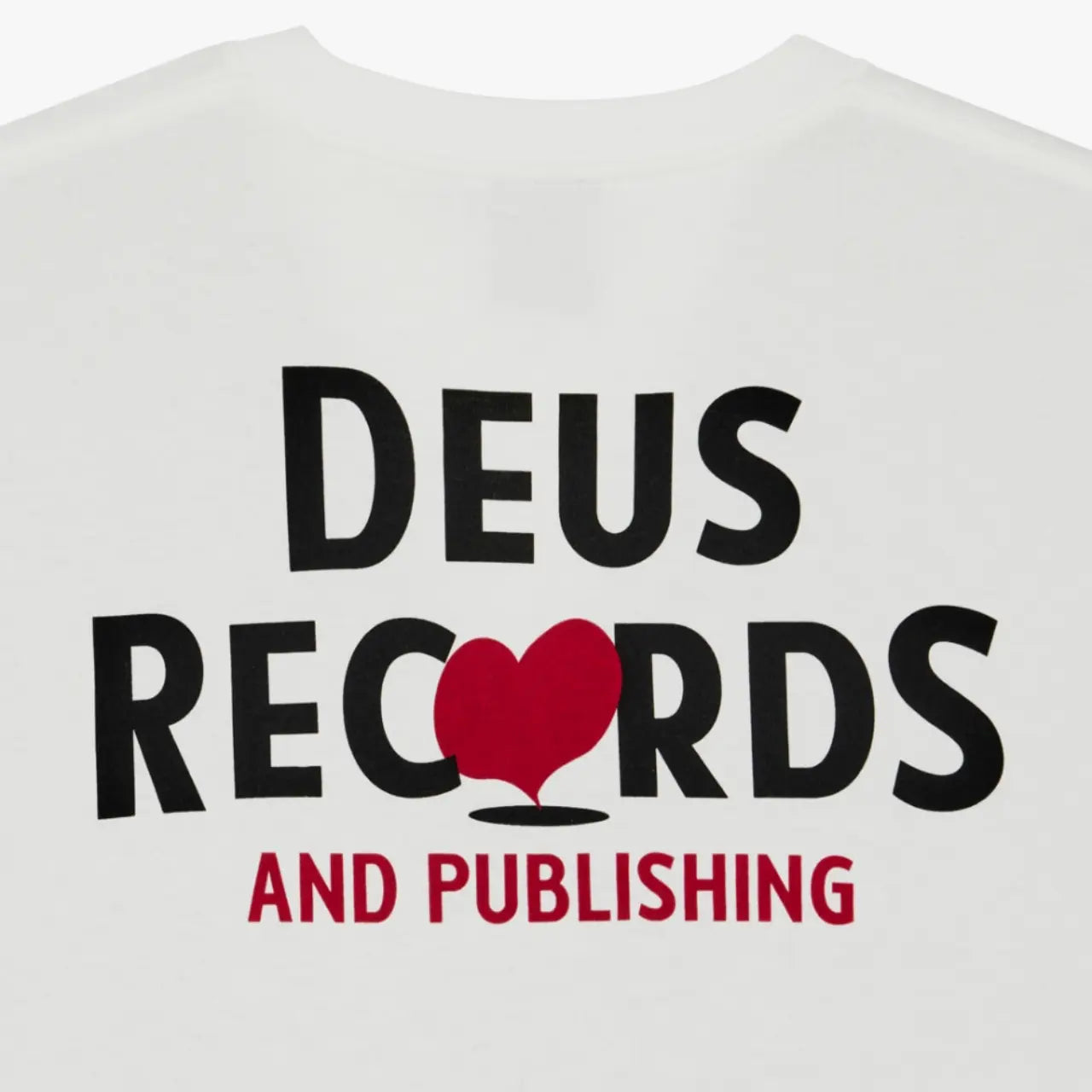 Détail de l’imprimé dorsal Deus Records and Publishing, lettrage noir et cœur rouge sur jersey blanc