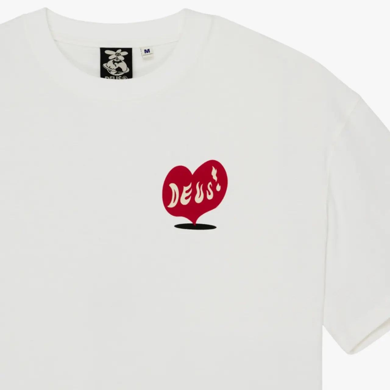 Détail de l’imprimé cœur rouge Deus et de l’étiquette de col du T-shirt Deep Cut blanc