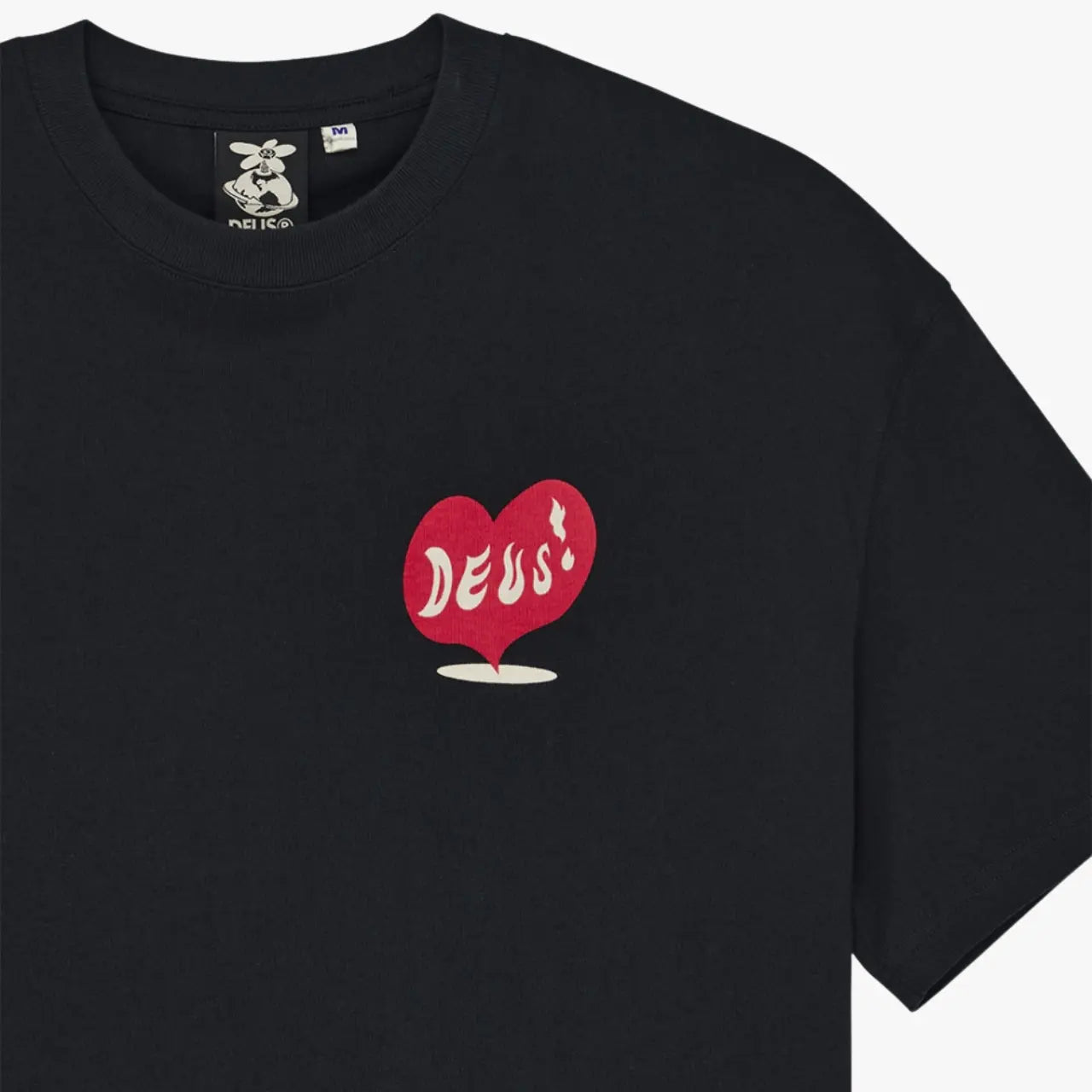 T-shirt Deep Cut noir Deus Ex Machina - détail du buste, cœur imprimé et étiquette de col Deus