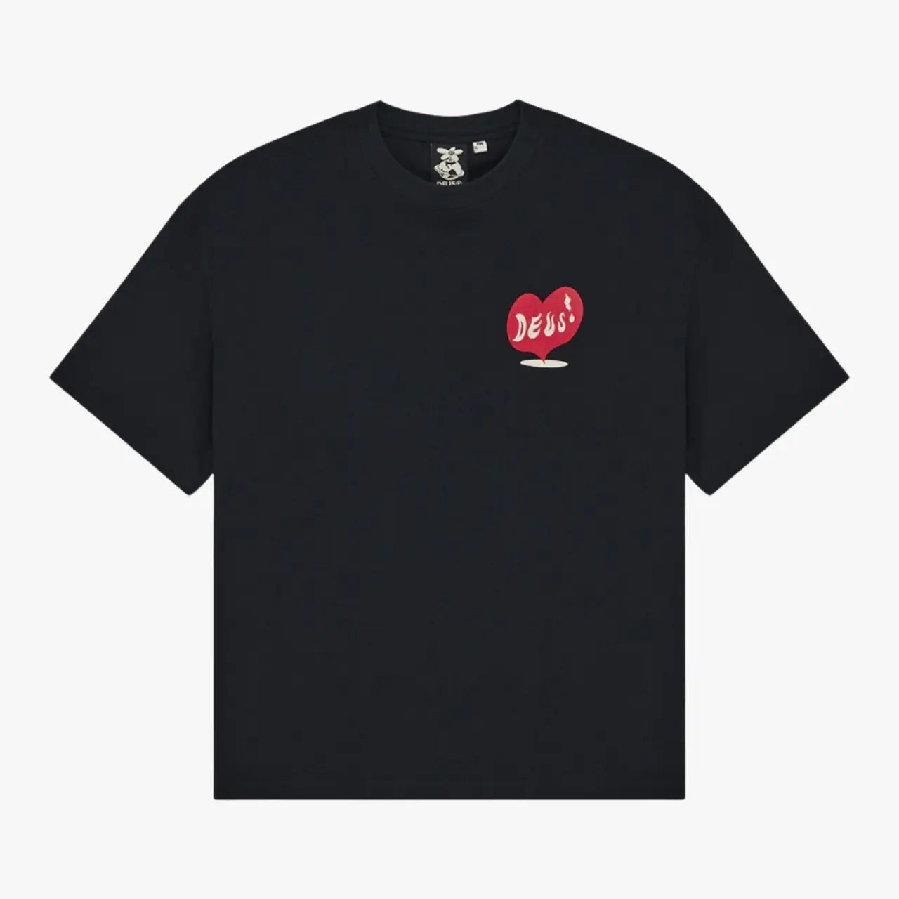 T-shirt Deep Cut noir Deus Ex Machina - vue de face, cœur rouge imprimé DEUS sur la poitrine droite