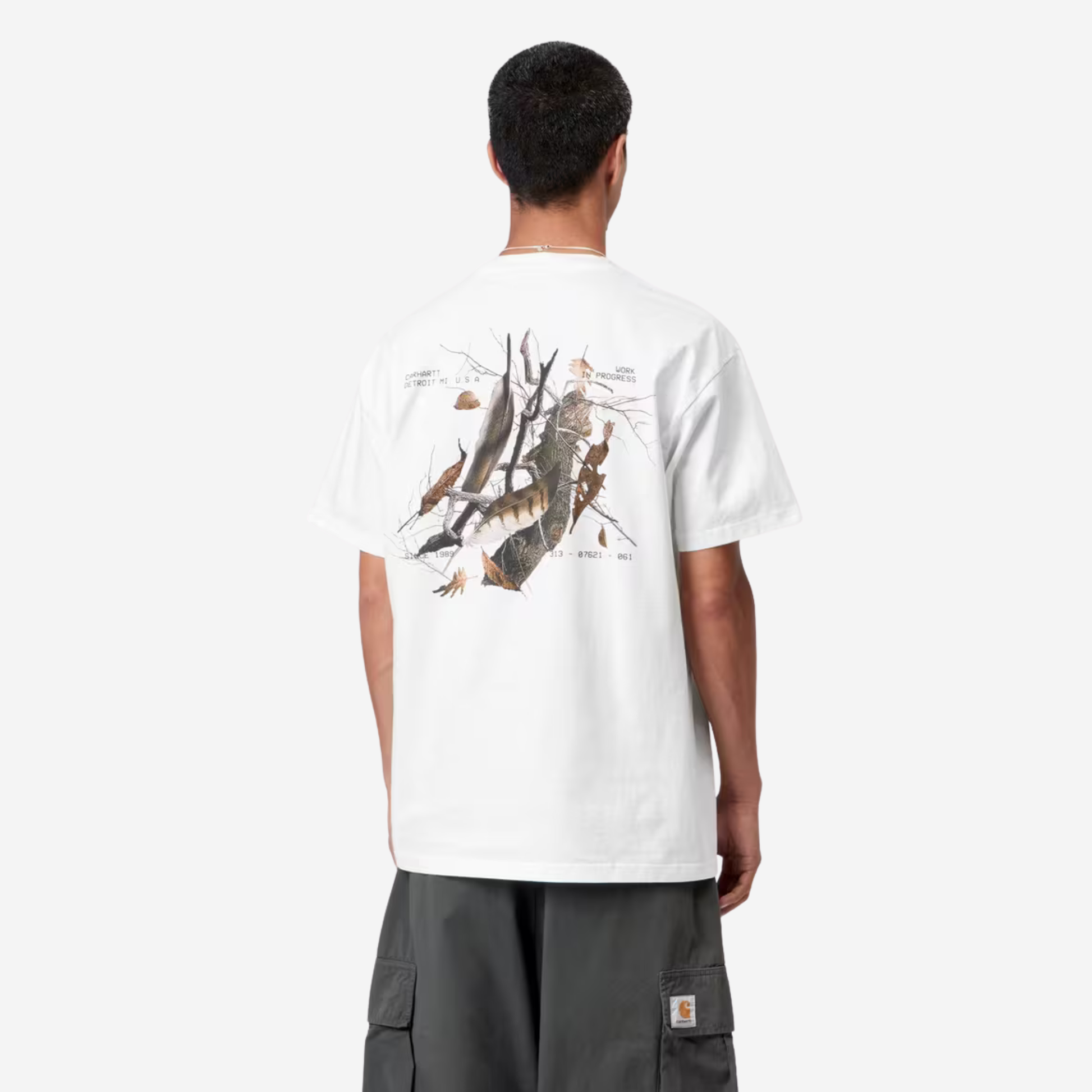 T-shirt Feather Progress blanc Carhartt WIP porté de dos, grand imprimé photo plumes et feuilles mortes