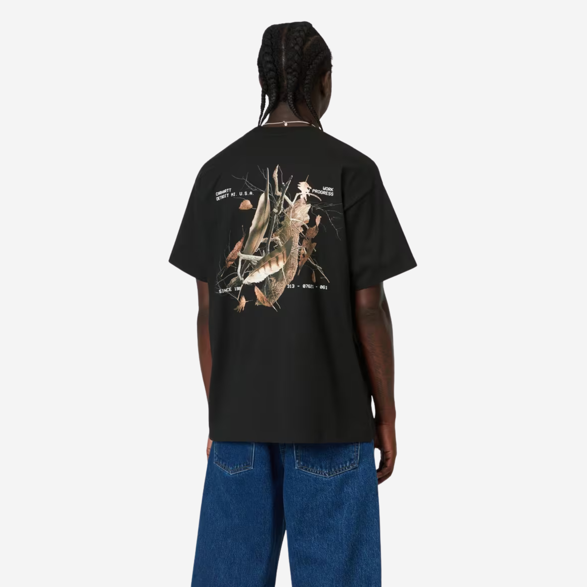 T-shirt Feather Progress noir Carhartt WIP porté de dos, grand imprimé photo plumes et branchages