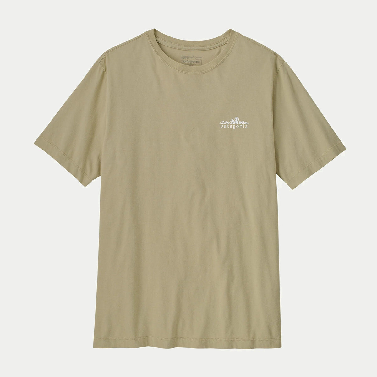 T-shirt Patagonia Fitz Roy Foothills beige sable à plat de face : logo montagne blanc et étiquette au col