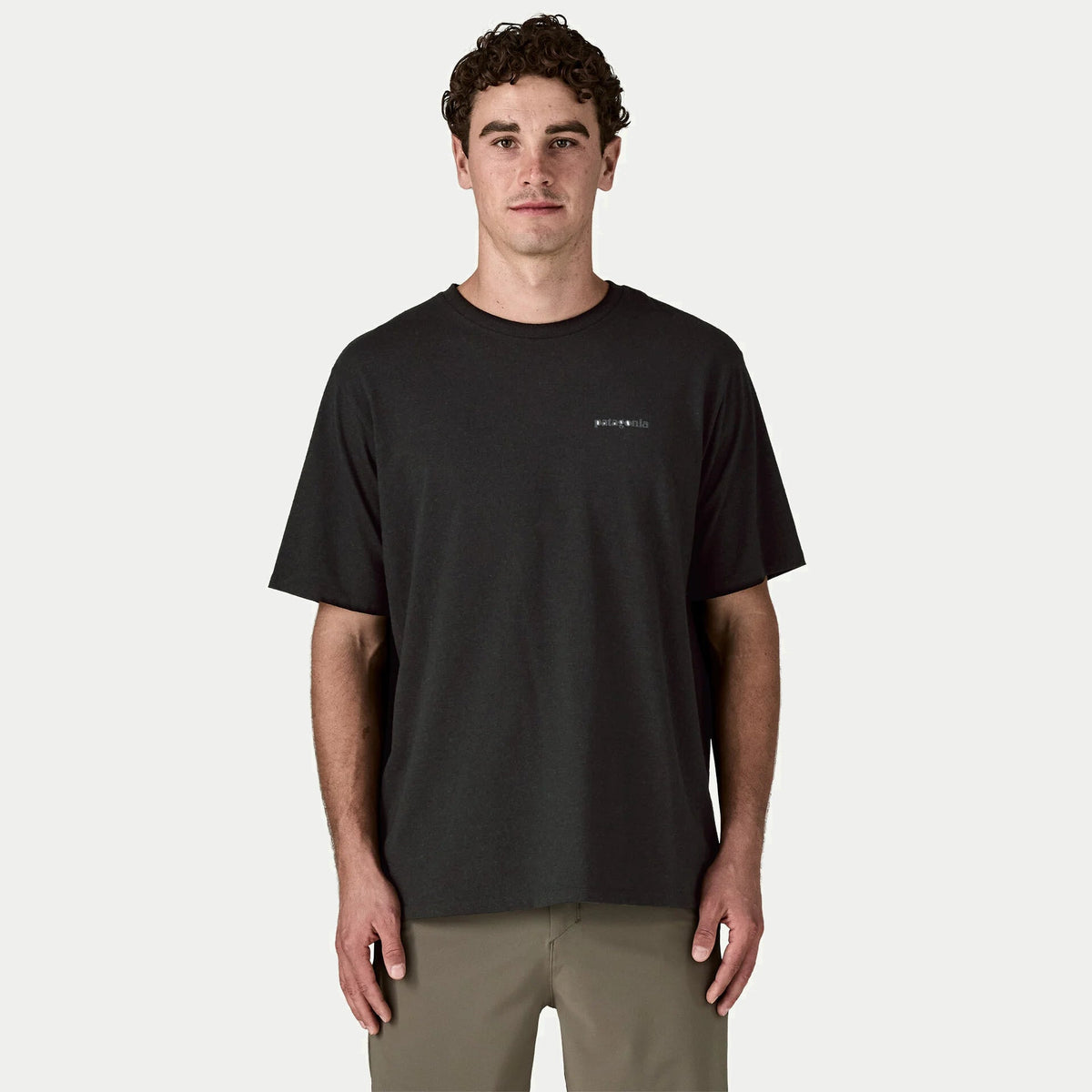 T-shirt Flying Fish Responsibili-Tee Patagonia porté, vue de face, petit lettrage patagonia sur la poitrine