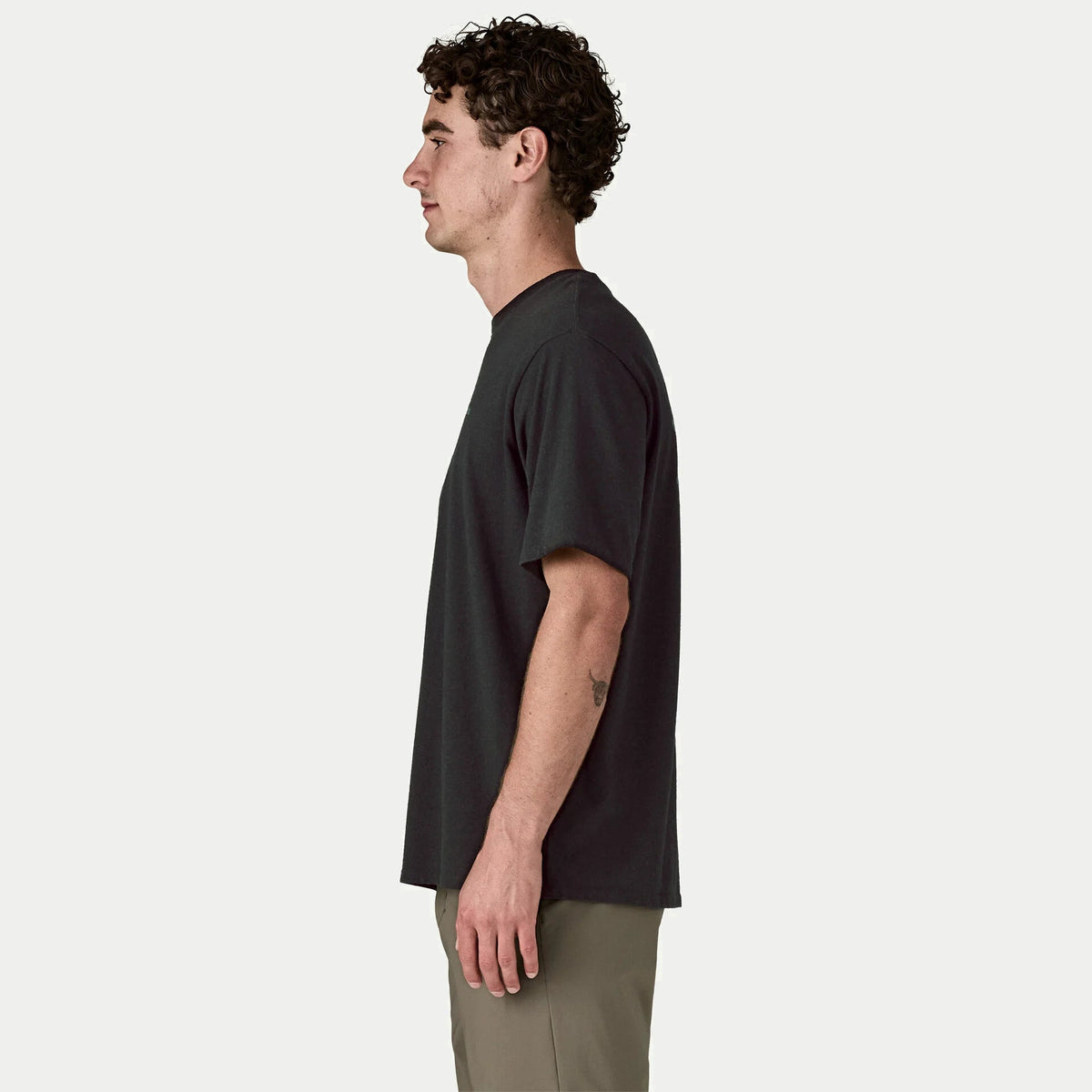 T-shirt Flying Fish Responsibili-Tee Patagonia porté, vue de profil gauche, jersey uni sans impression visible