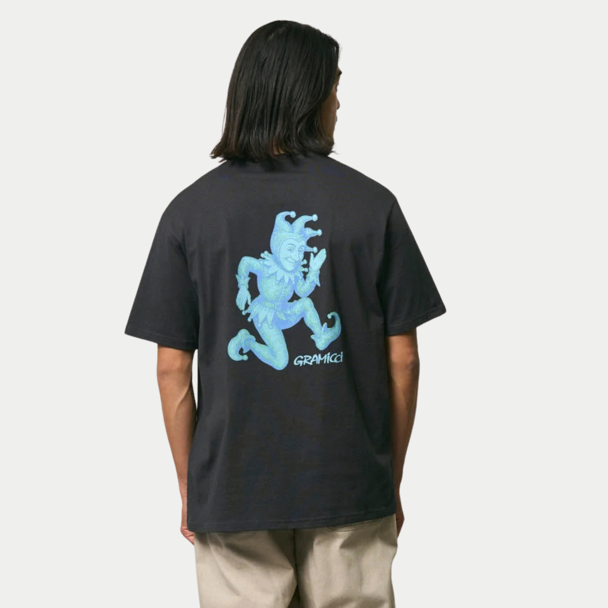 T-shirt Joker Noir Gramicci - vue portée de dos, impression bouffon en dégradé bleu