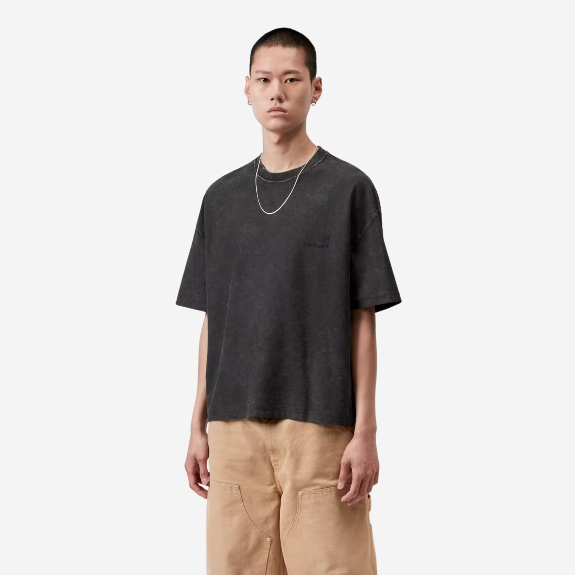T-shirt Lambert Black Moon Wash Carhartt WIP porté de face, coupe boxy loose et épaules tombantes
