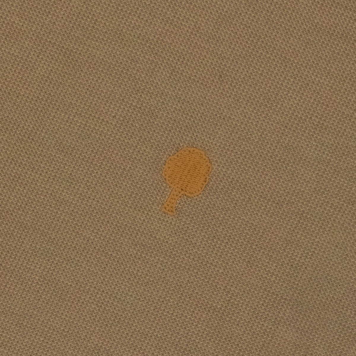 Détail de la maille piquée camel et de l'arbre brodé orange du t-shirt Bailly Faguo