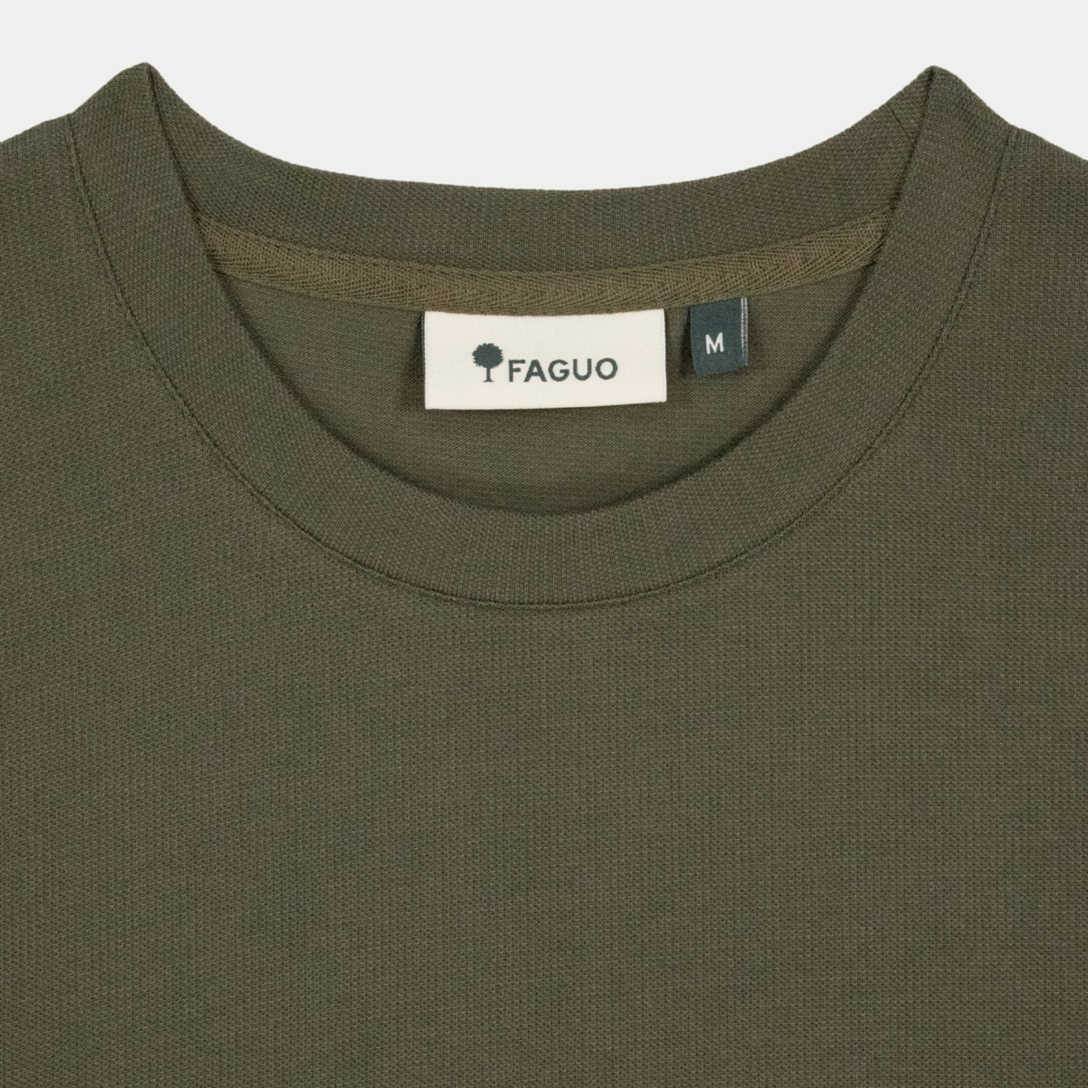 Gros plan du col rond côtelé et de l'étiquette FAGUO du t-shirt Bailly kaki