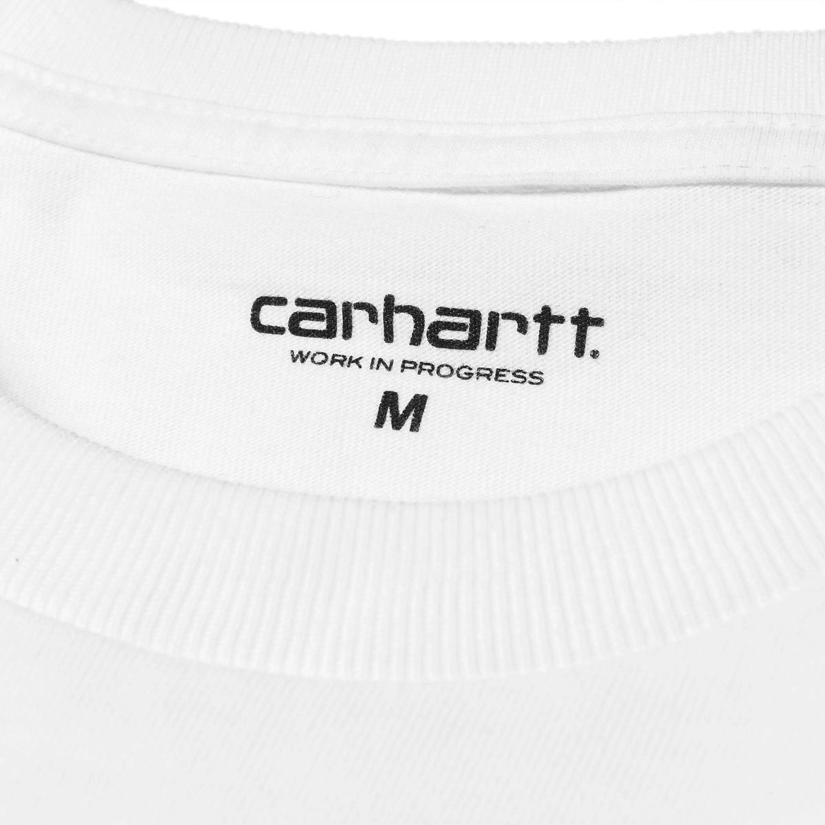 Gros plan du col rond côtelé et de l’étiquette Carhartt Work In Progress du T-shirt Chase blanc