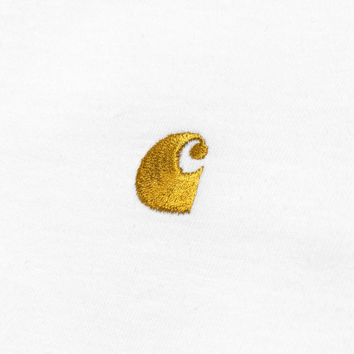 Macro de la broderie du logo C doré Carhartt sur le jersey blanc du T-shirt Chase
