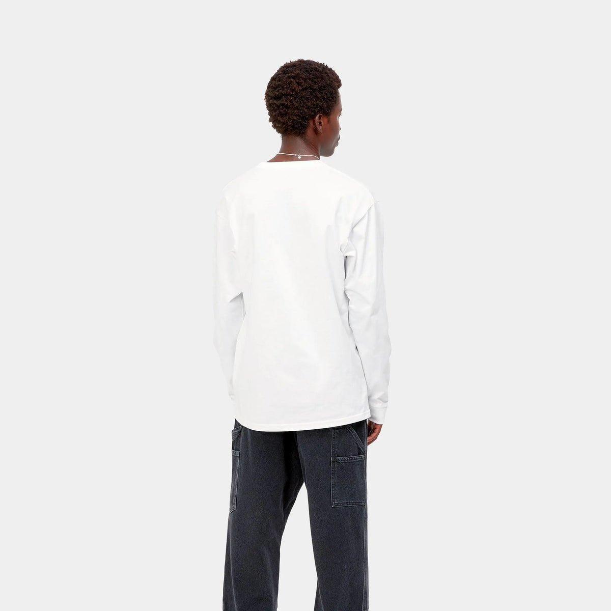 T-shirt manches longues Chase blanc Carhartt WIP porté de dos, coupe ample et épaules tombantes