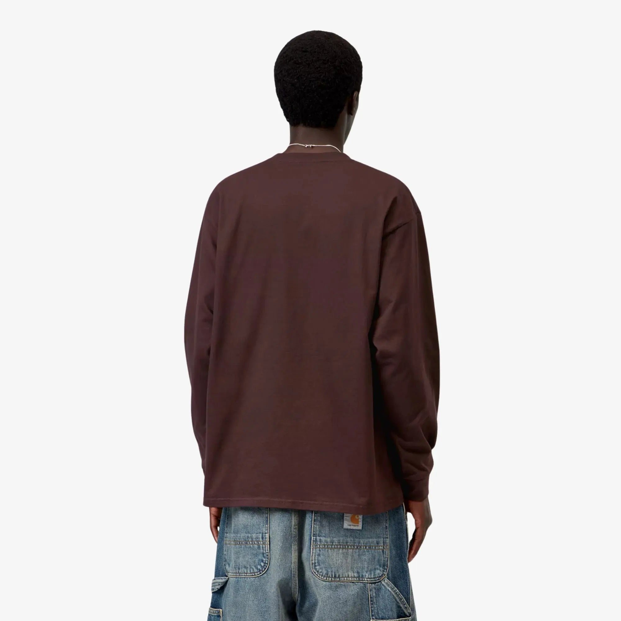 T-shirt manches longues Chase Palisander brun bordeaux porté de dos, tombé ample et épaules descendues - Carhartt WIP