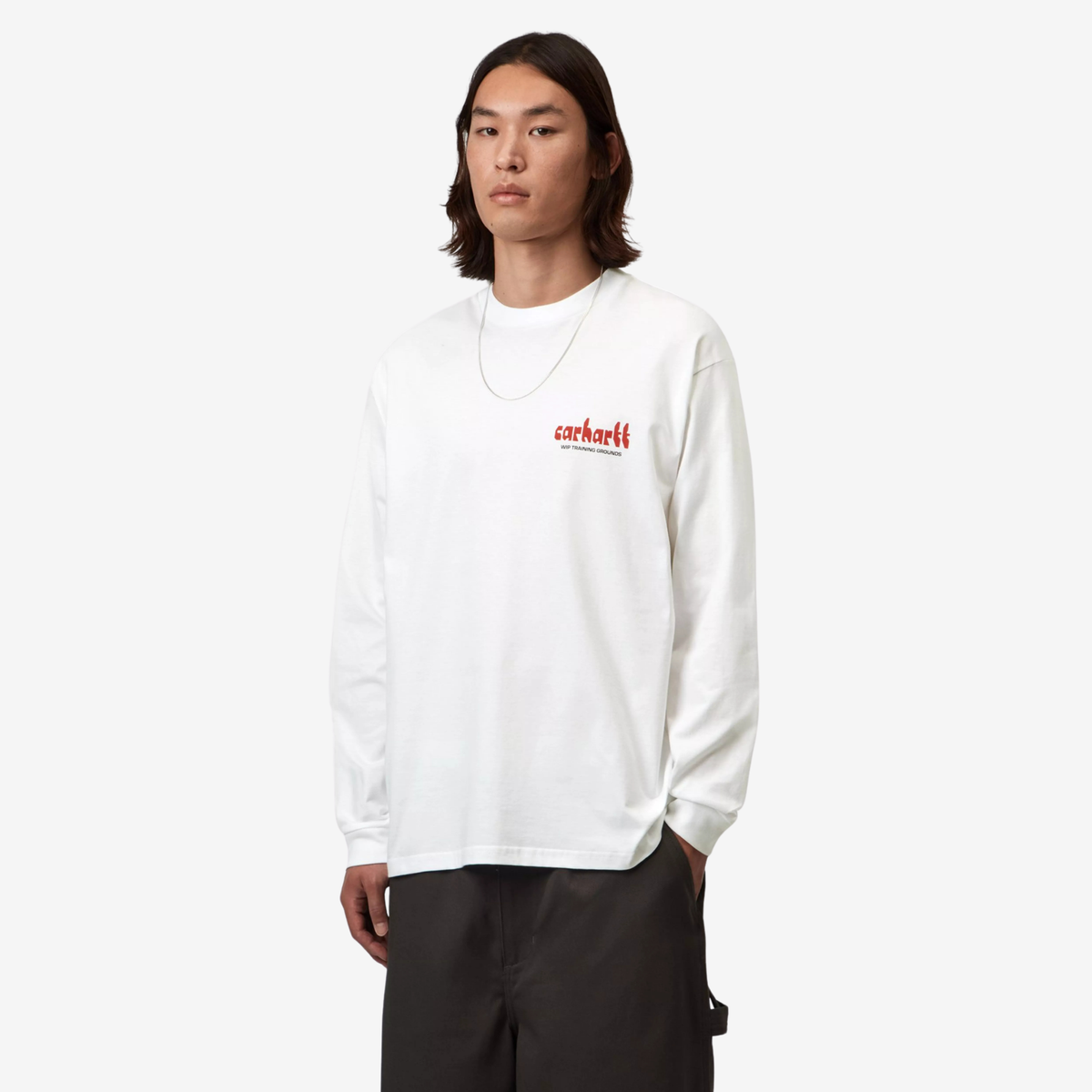 T-shirt manches longues Framework blanc Carhartt WIP porté de face, coupe loose et imprimé rouge WIP Testing Grounds