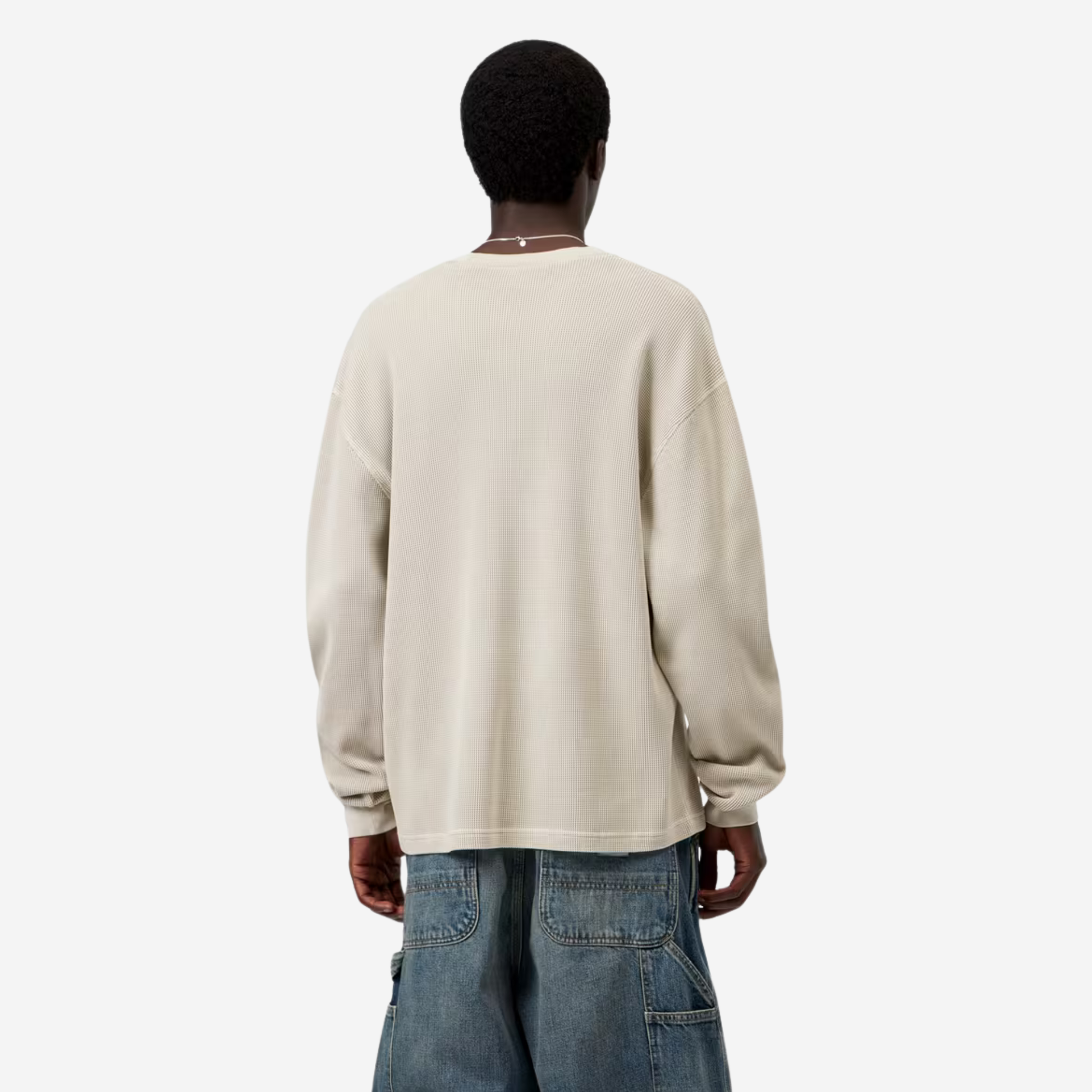 Homme portant le t-shirt manches longues Vista Waffle Carhartt WIP écru, vue de dos, épaules tombantes et coupe ample