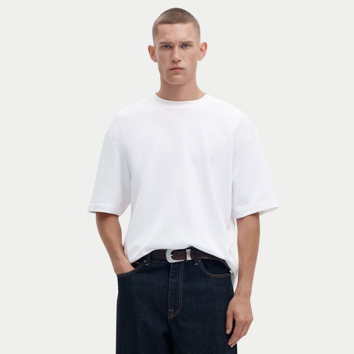T-shirt Oversize blanc Selected Homme porté de face, épaules tombantes et manches amples