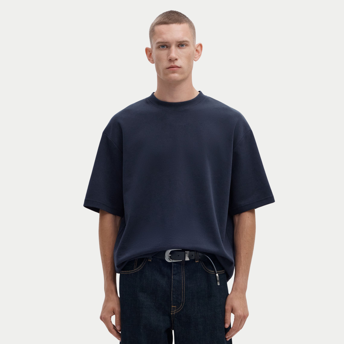 T-shirt Oversize bleu marine Selected Homme porté de face, épaules tombantes et manches amples