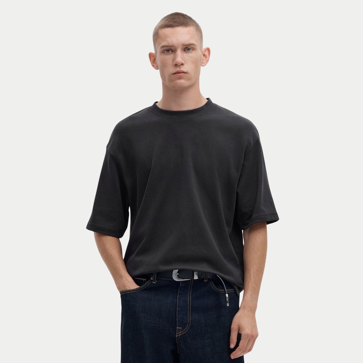 T-shirt Oversize noir Selected Homme porté de face, épaules tombantes et manches amples