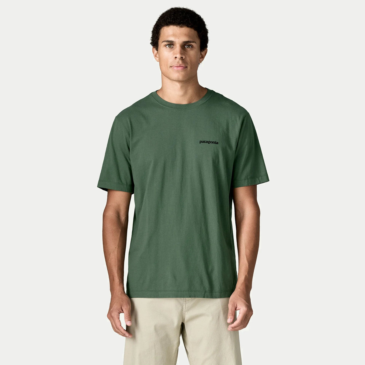 T-shirt P-6 Logo Patagonia vert forêt Canopy Green vu de face, petit lettrage patagonia noir sur la poitrine