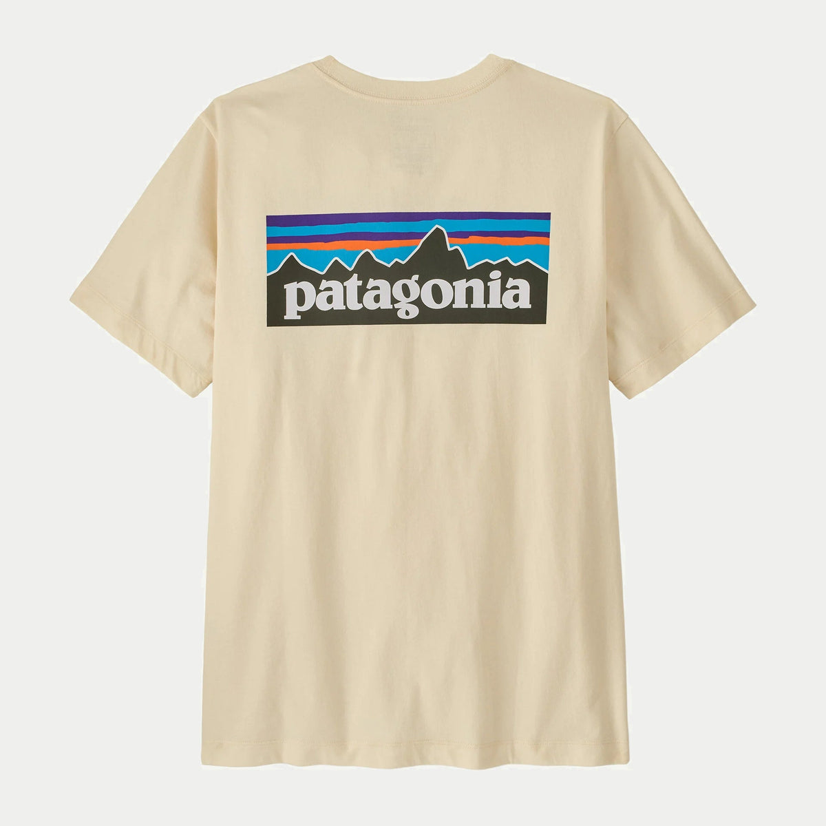 T-shirt Patagonia P-6 Logo Undyed Natural écru, vu de dos à plat, grand logo P-6 sérigraphié entre les omoplates