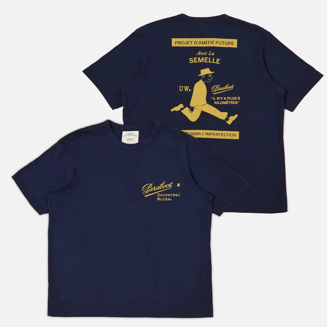 T-shirt bleu marine montré des deux côtés : logo poitrine jaune et grand imprimé au dos