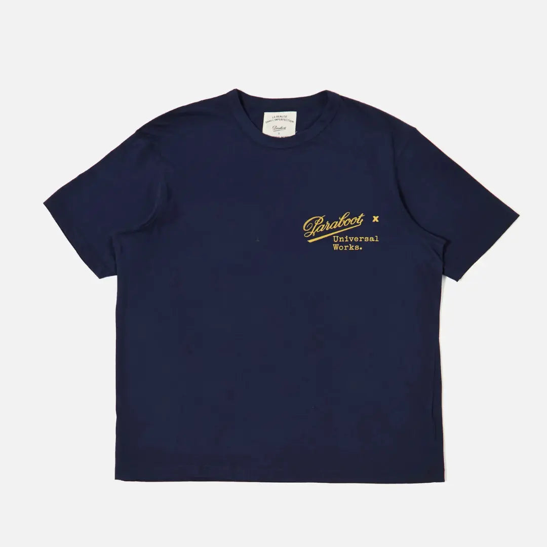 T-shirt bleu marine à plat, logo jaune Paraboot x Universal Works imprimé sur la poitrine