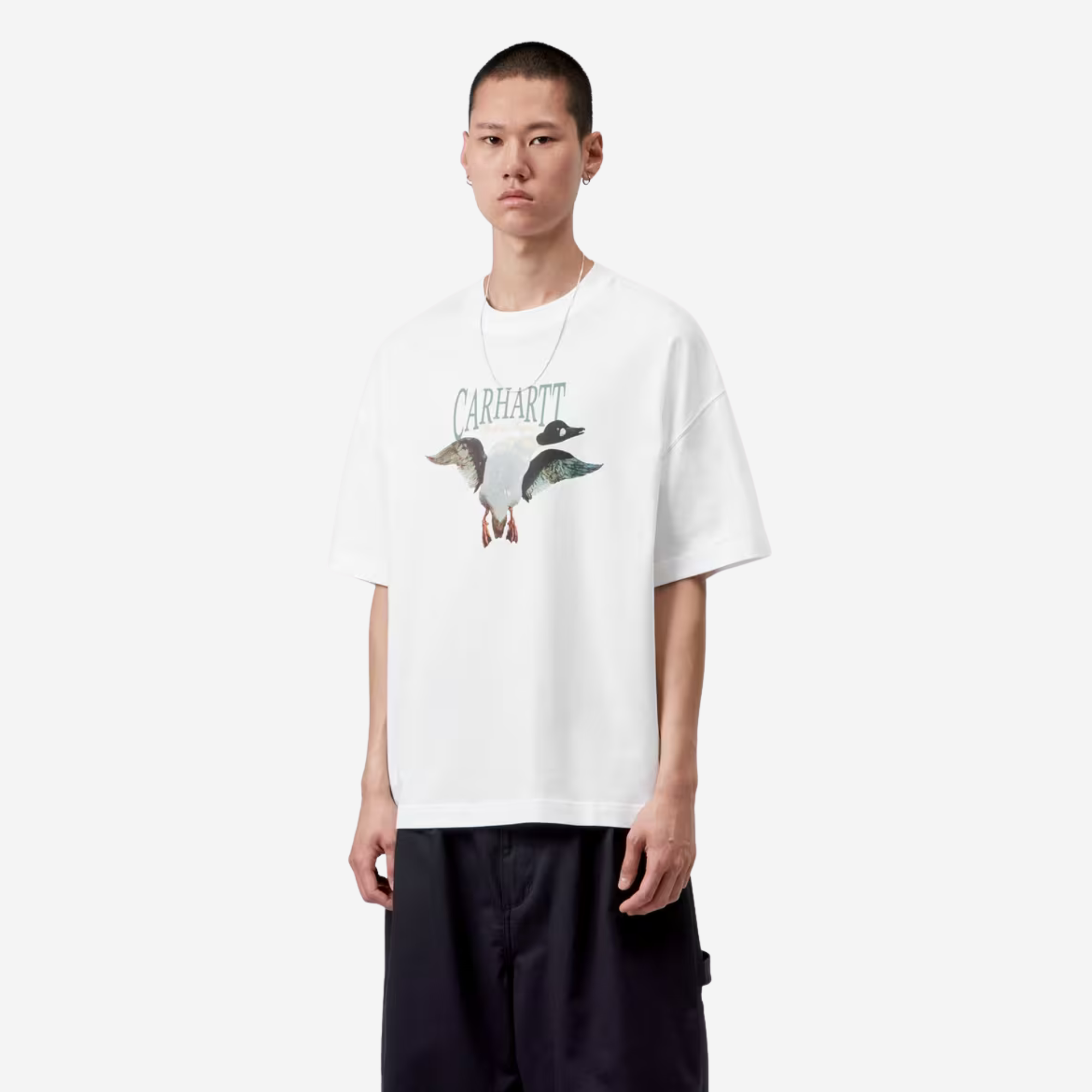 T-shirt Pennon blanc Carhartt WIP porté de face, coupe boxy et grand imprimé canard au centre de la poitrine