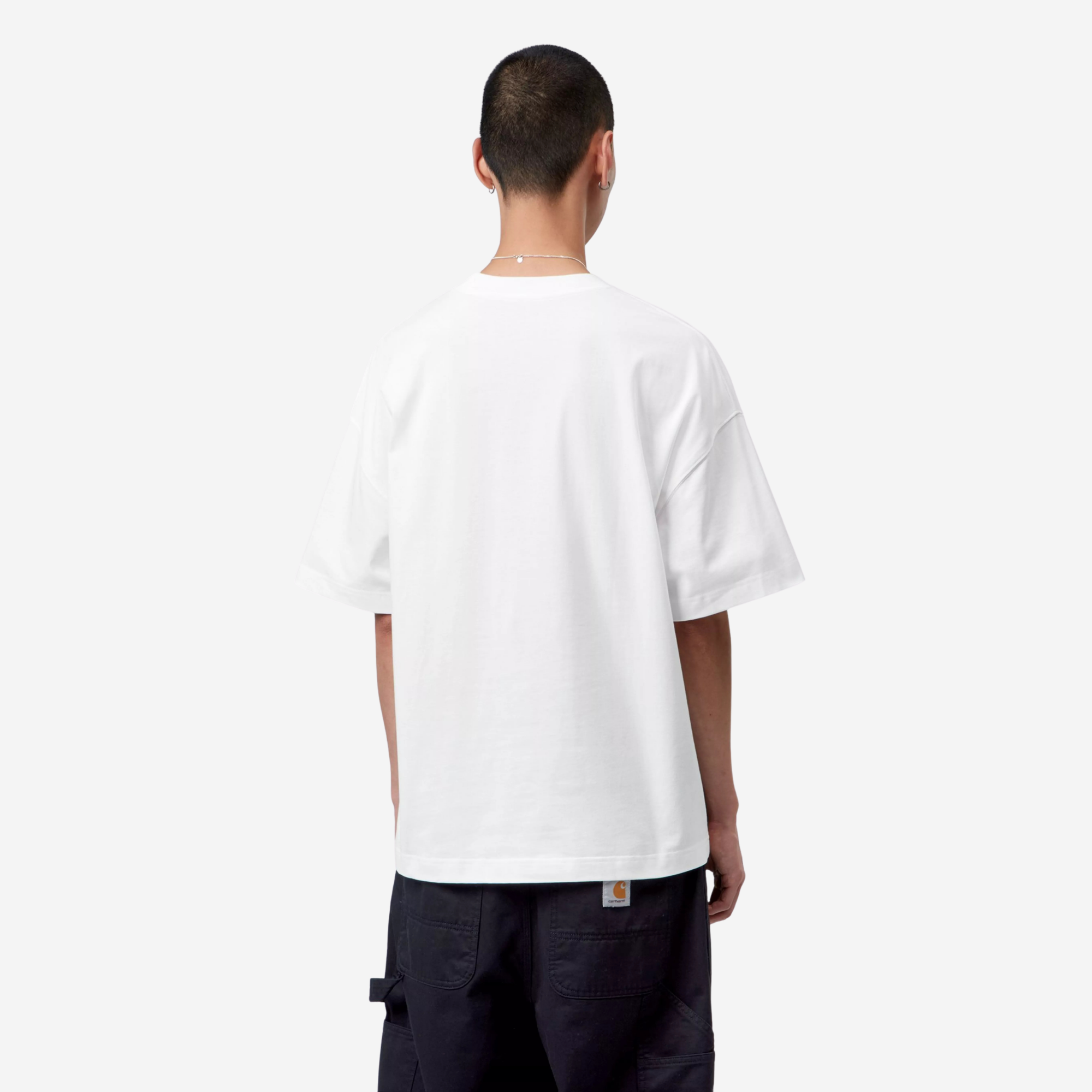 T-shirt Pennon blanc Carhartt WIP porté de dos, volume boxy et épaules tombantes