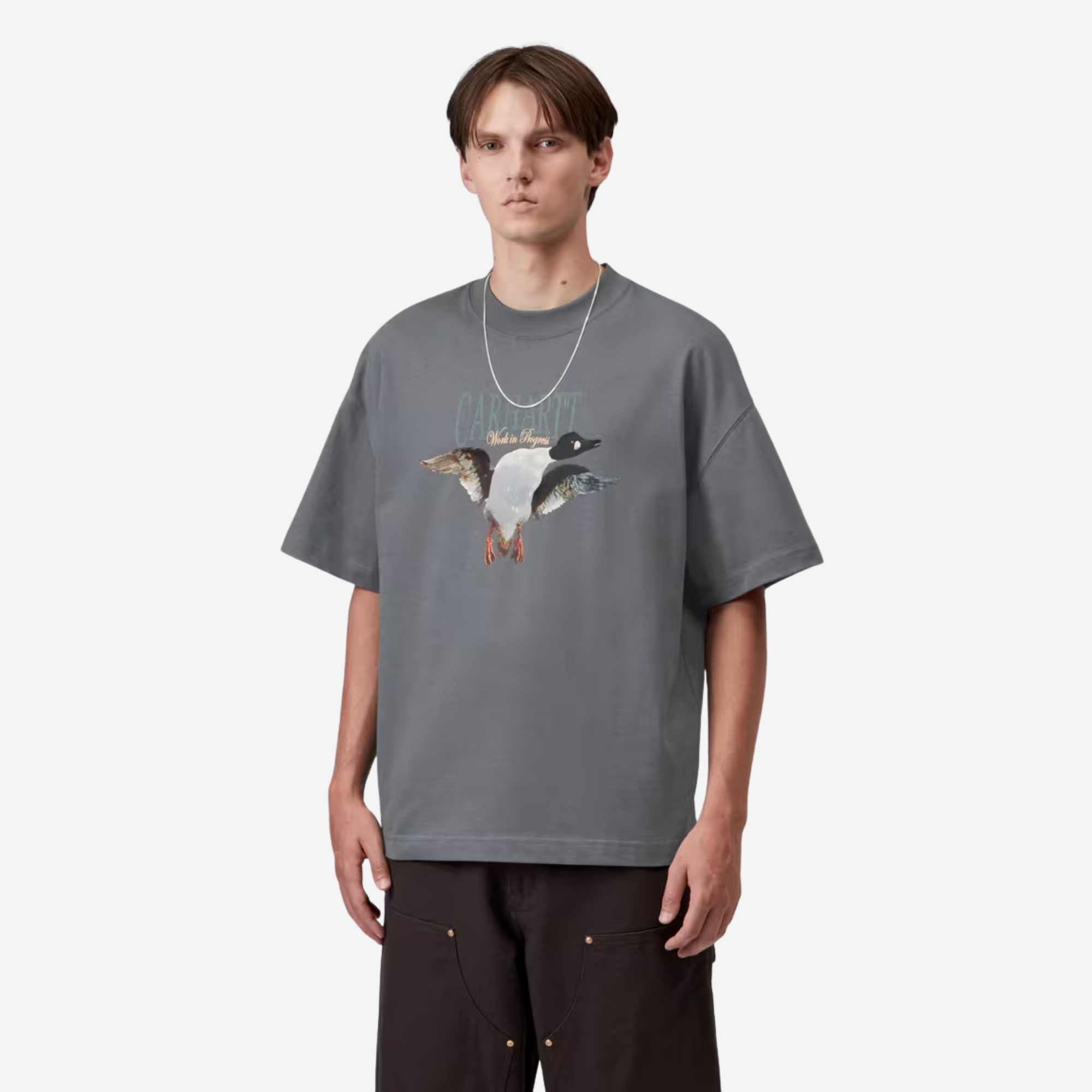 T-shirt Pennon gris Styx Carhartt WIP porté de face, coupe boxy et grand imprimé canard sur la poitrine