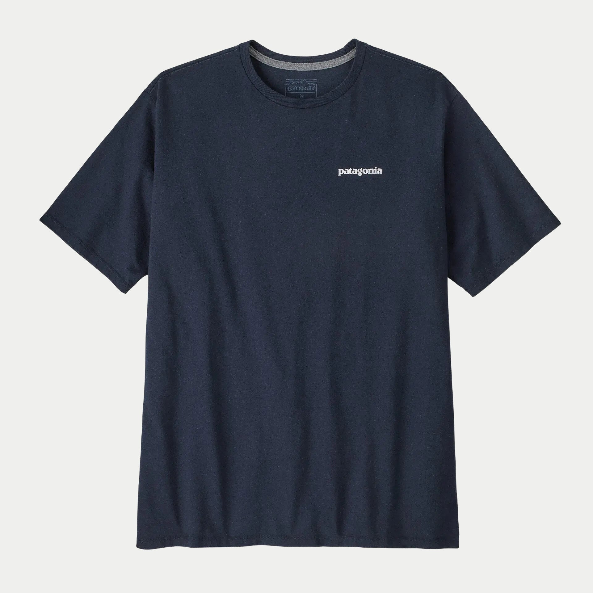 T-shirt P-6 Logo Responsibili-Tee bleu marine, face avec le lettrage Patagonia sur la poitrine