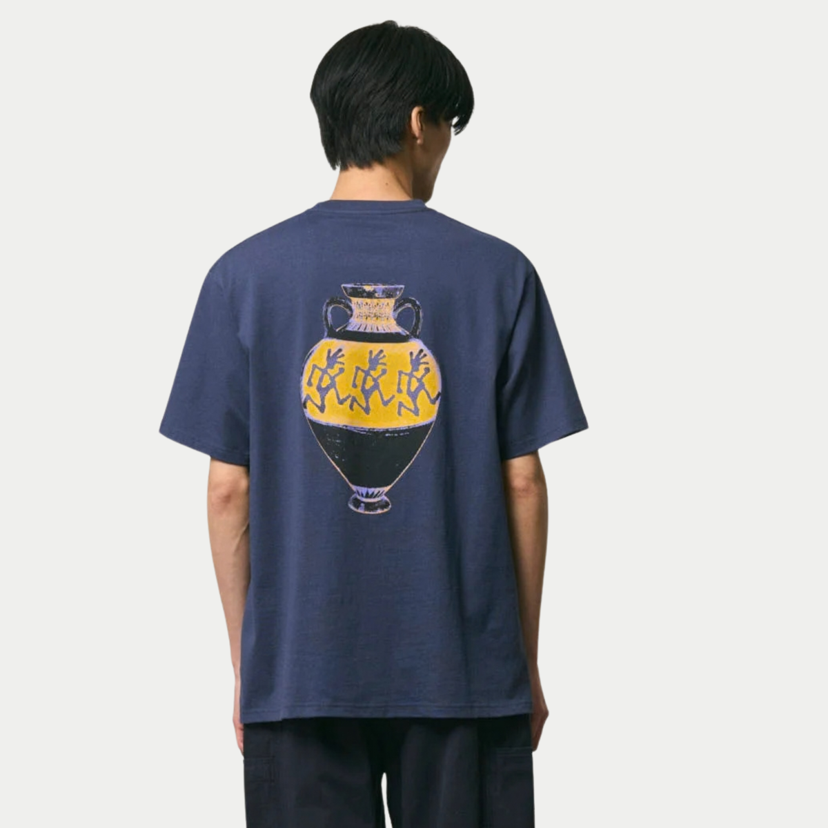 T-shirt Vase Bleu Marine Gramicci - vue portée de dos, impression amphore jaune et noire