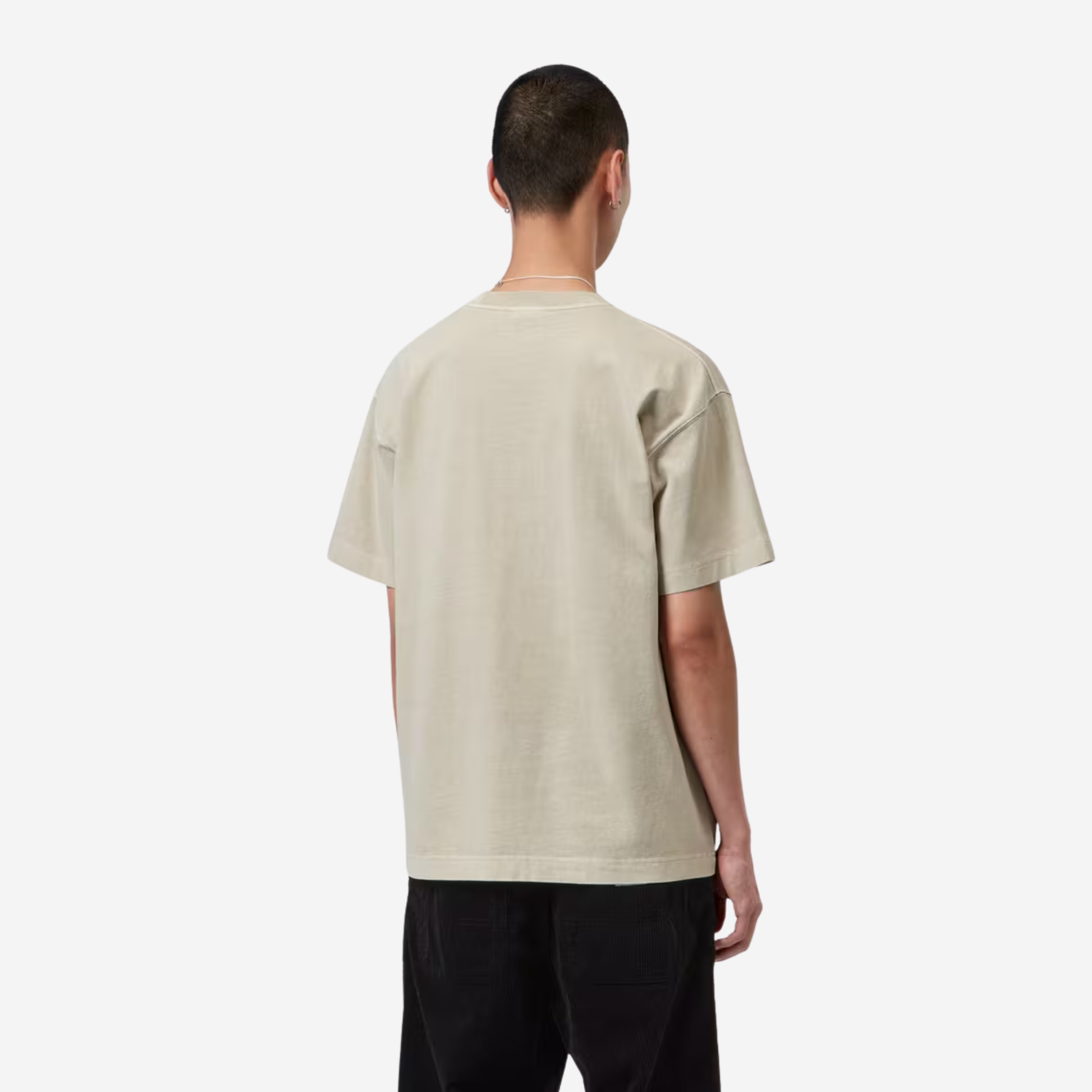 Homme portant le t-shirt Vista Carhartt WIP beige sable, vue de dos, épaules tombantes et emmanchures larges