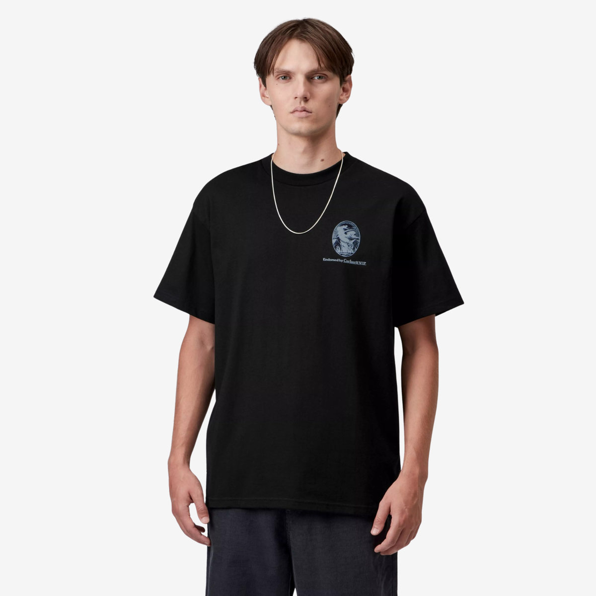 T-shirt Vote noir Carhartt WIP porté de face, coupe loose et petite vignette bleu acier en poitrine