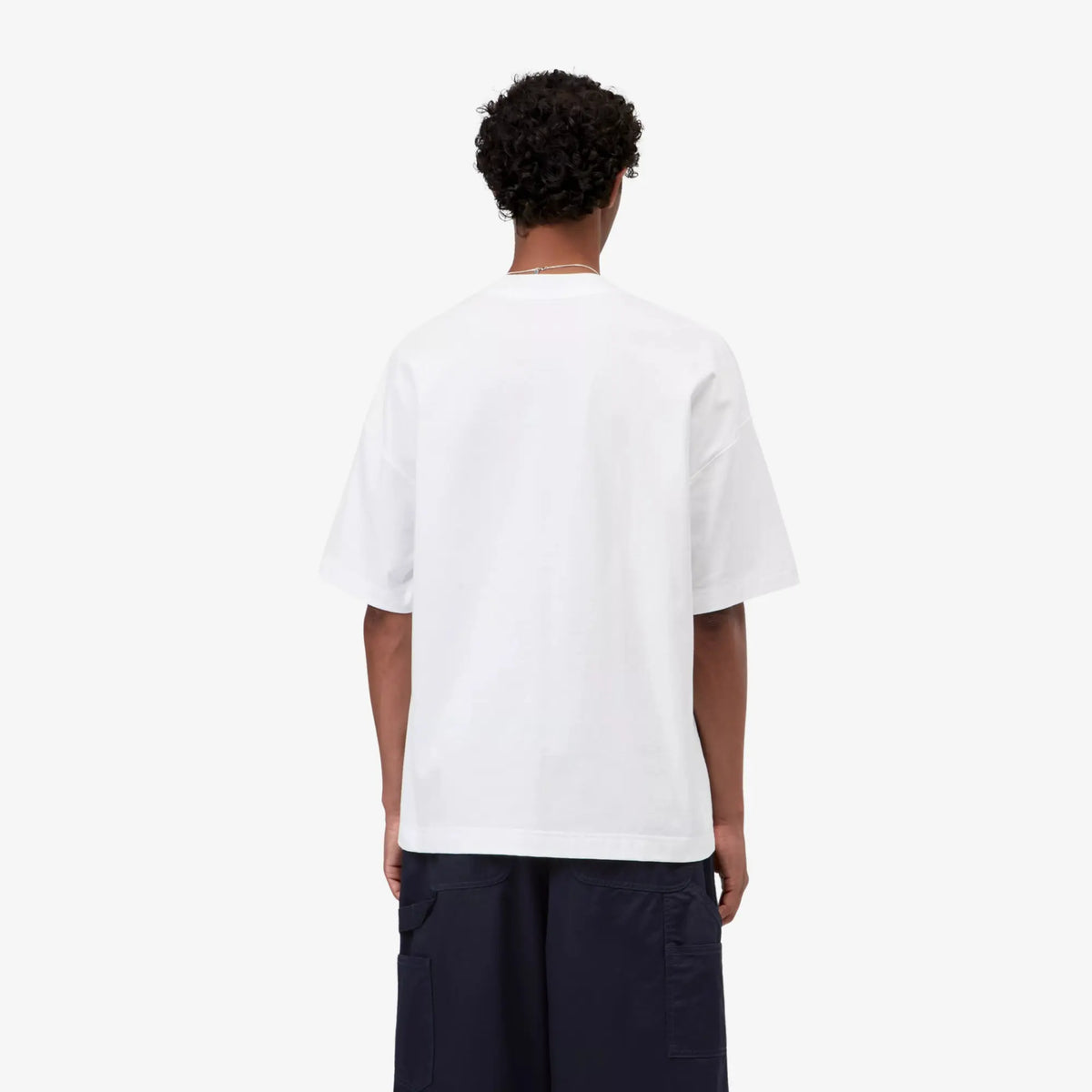 T-shirt Work Pocket blanc vu de dos, porté : épaules tombantes, coupe boxy carrée et dos entièrement nu