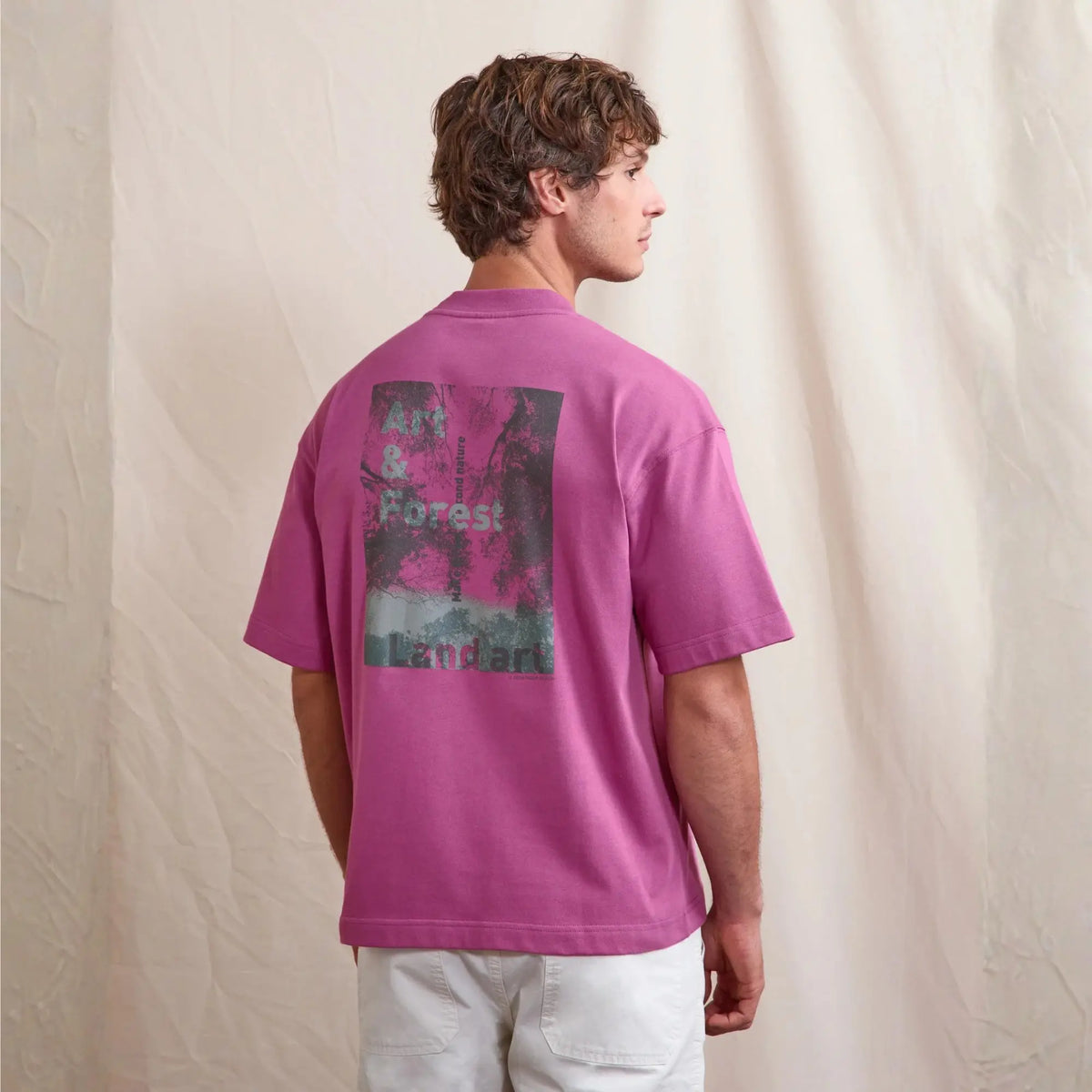 Dos porté du t-shirt fuchsia, grand visuel forêt Land art entre les omoplates