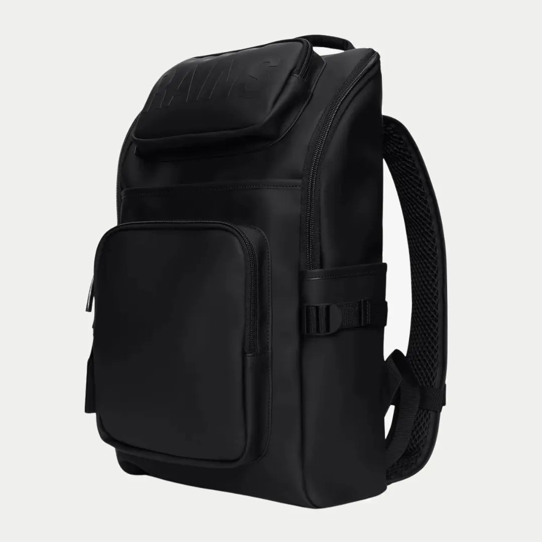 Texel Cargo Backpack noir de trois quarts, zip d'accès latéral et sangle à boucle sur le flanc